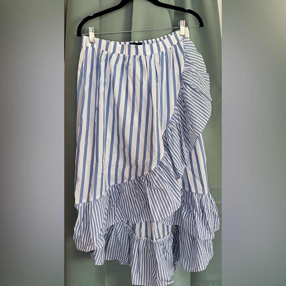 NWT Who What Wear Ruffled Skirt Size: M